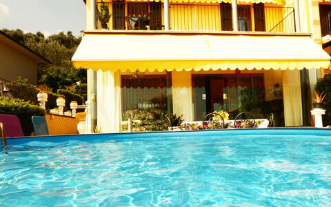 Villa Paradiso: Acqua, Proprietà, Piscina, Costruzione, Azzurro, Pianta, Finestra, Tempo Libero, Albero, Shade