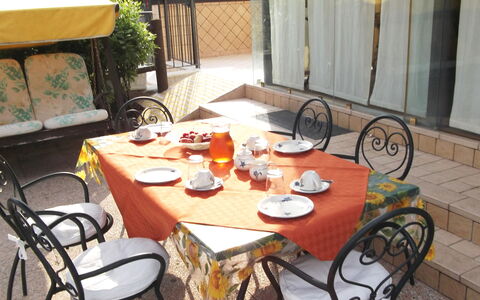 Villa Paradiso: Tavolo, Mobilia, Bicicletta, Proprietà, Tavola, Sedia, Tavolo Esterno, Legna, Mobili Da Esterno, Pianta