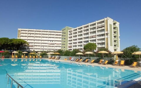Suite Mareconero: Acqua, Costruzione, Proprietà, Piscina, Cielo, Azzurro, Albero, Pianta, Condominio, Tempo Libero