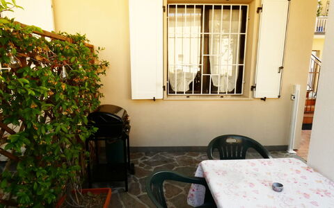 Casa Vacanze Sabrina: Pianta, Proprietà, Costruzione, Finestra, Sedia, Vaso Di Fiori, Interior Design, Pianta Della Casa, Legna