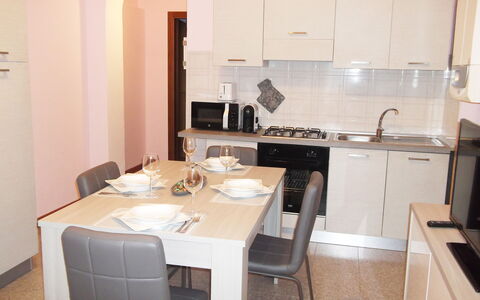 Casa Vacanze Sabrina: Lavandino Della Cucina, Tavolo, Proprietà, Mobilia, Lavello, Cabinetry, Rubinetto, Controsoffitto, Sedia, Cucina