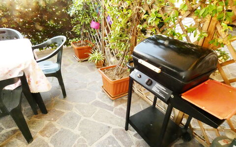 Casa Vacanze Sabrina: Mobilia, Mobili Da Esterno, Tavolo Esterno, Sedia, Vaso Di Fiori, Shade, Giardino, Backyard, Pianta Della Casa, Ombrello