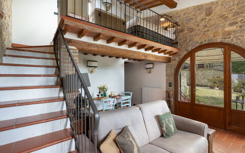 Villa Ida: Proprietà, Divano, Costruzione, Finestra, Legna, Interior Design, Le Scale, Pavimento, Soggiorno, Casa