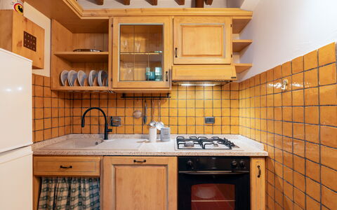 Villa Ida: Cabinetry, Controsoffitto, Lavandino Della Cucina, Lavello, Rubinetto, Proprietà, Costruzione, Mobilia, Cucina, Idraulico Fixture