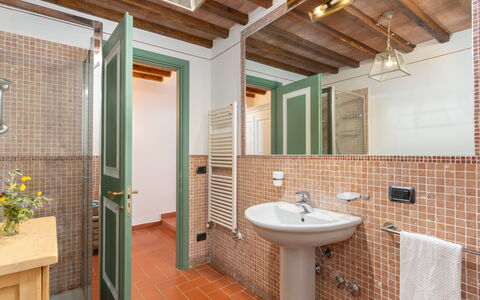 Villa Ida: Specchio, Rubinetto, Lavello, Idraulico Fixture, Proprietà, Bagno, Costruzione, Lavandino Del Bagno, Pianta, Legna
