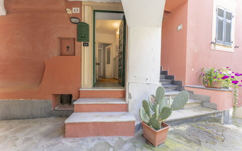 Emma House, Terrace and Sea View, Moneglia: Pianta, Proprietà, Costruzione, Vaso Di Fiori, Pianta Della Casa, Fiore, Illuminazione, Architettura, Le Scale, Interior Design