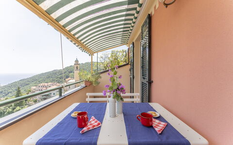 Emma House, Terrace and Sea View, Moneglia: Tavolo, Costruzione, Mobilia, Pianta, Vaso Di Fiori, Pianta Della Casa, Interior Design, Sedia, Mobili Da Esterno, Tempo Libero