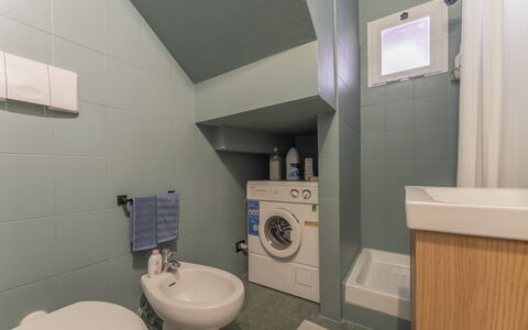 Emma House, Terrace and Sea View, Moneglia: Lavandino Del Bagno, Proprietà, Idraulico Fixture, Lavello, Rubinetto, Bagno, Viola, Toilet Seat, Gabinetto, Interior Design