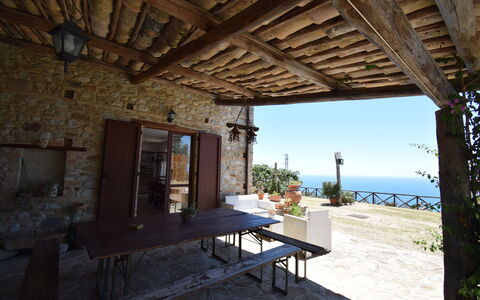 Villa Roccella Ionica, Sea View, a c: Proprietà, Pianta, Cielo, Legna, Costruzione, Interior Design, Shade, Architettura, Tavolo, Acqua