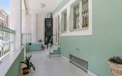 Suite Oltremare: Proprietà, Costruzione, Pianta, Mensola, Interior Design, Pianta Della Casa, Pavimento, Pavimentazione, Vaso Di Fiori, Immobiliare