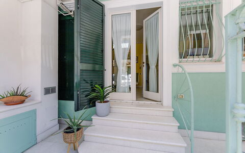 Suite Oltremare: Pianta, Vaso Di Fiori, Pianta Della Casa, Costruzione, Azzurro, Le Scale, Interior Design, Porta, Legna, Pavimento