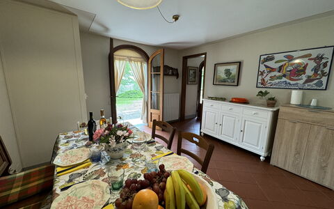 Pinocchio: Mobilia, Proprietà, Cabinetry, Banana, Tavolo, Interior Design, Legna, Cornice, Illuminazione
