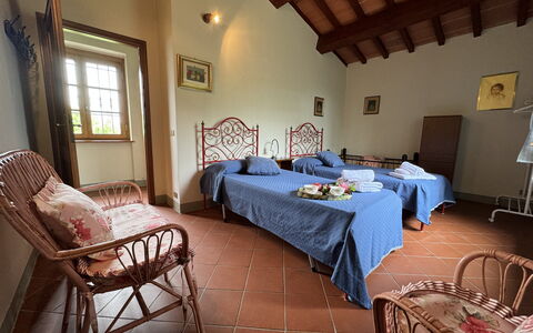 Pinocchio: Mobilia, Tavolo, Finestra, Costruzione, Interior Design, Architettura, Legna, Decorazione, Pavimento, Immobiliare