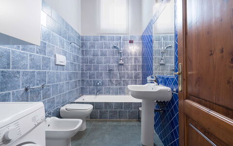 Casolare Torre With Pool And Ac: Blu, Idraulico Fixture, Pavimentazione, Pavimento, Bagno, Piastrella, Gabinetto, Lavello, Idraulico, Toilet Seat