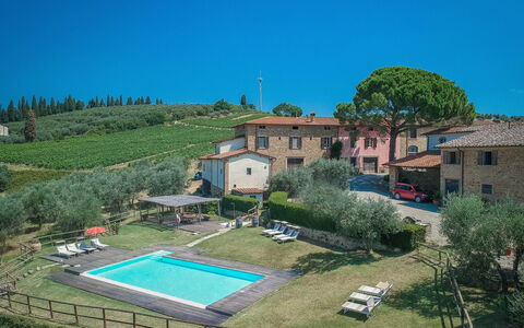 Le Fonti Apartments With Ac Near Siena: Cielo, Pianta, Proprietà, Finestra, Azzurro, Costruzione, Albero, Lotto, Architettura, Urban Design