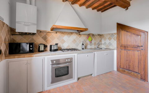 Le Fonti Apartments With Ac Near Siena: Cucina, Apparecchio Major, Elettrodomestico Da Cucina, Pavimentazione, Interior Design, Legna, Controsoffitto, Soffitto, Pavimento, Cucina Stufa