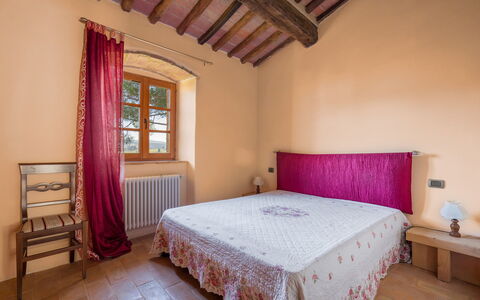 Le Fonti Apartments With Ac Near Siena: Parete, Mobilia, Legna, Interior Design, Biancheria, Tessile, Pavimentazione, Letto, Camera Da Letto, Pavimento