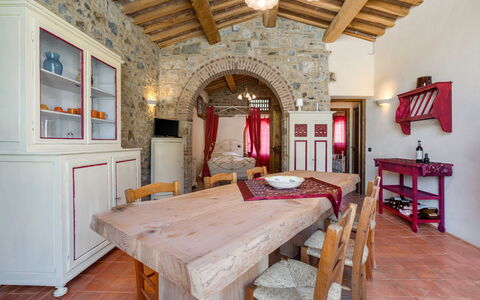 Le Fonti Apartments With Ac Near Siena: Cornice, Mobilia, Proprietà, Tavolo, Legna, Interior Design, Architettura, Decorazione, Pavimento, Sala