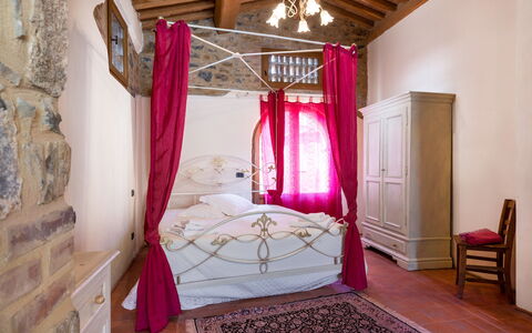 Le Fonti Apartments With Ac Near Siena: Mobilia, Proprietà, Viola, Comfort, Decorazione, Legna, Tessile, Telaio Del Letto, Letto, Interior Design