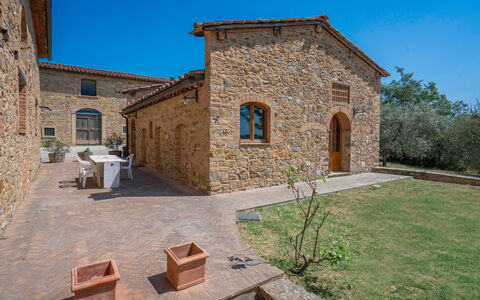 Le Fonti Apartments With Ac Near Siena: Pianta, Cielo, Finestra, Albero, Costruzione, Porta, Brick, Parete, Area Rurale, Tetto