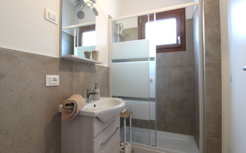 Comfort Apartment, Welness, Terrace: Specchio, Proprietà, Idraulico Fixture, Rubinetto, Costruzione, Bagno, Lavello, Mobiletto Del Bagno, Lavandino Del Bagno