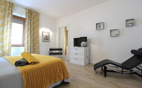 Comfort Apartment, Welness, Terrace: Mobilia, Proprietà, Cabinetry, Comfort, Legna, Costruzione, Cassetto, Pavimentazione, Giallo, Pavimento