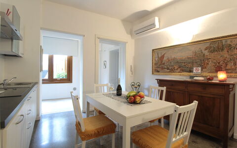 Comfort Apartment, Welness, Terrace: Mobilia, Proprietà, Tavolo, Cabinetry, Cornice, Sedia, Legna, Interior Design, Pavimentazione, Pavimento
