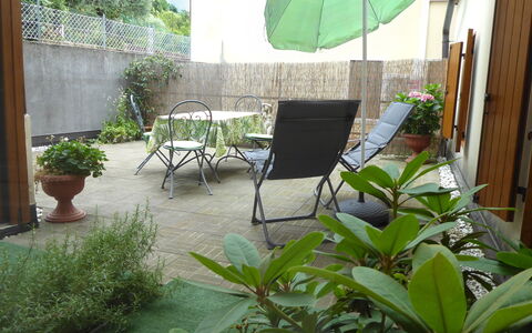 Comfort Apartment, Welness, Terrace: Pianta, Mobilia, Vaso Di Fiori, Sedia, Pianta Della Casa, Costruzione, Mobili Da Esterno, Architettura, Tavolo, Shade