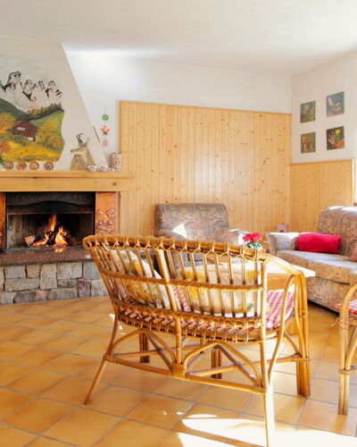 Baita a Pieve Tesino Mountain And Lake: Mobilia, Proprietà, Tavolo, Legna, Tessile, Interior Design, Comfort, Sedia, Arancia, Architettura