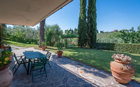 Chianti Hills Apartment, Pool, Ac: Pianta, Vaso Di Fiori, Mobilia, Cielo, Pianta Della Casa, Tavolo, Shade, Albero, Interior Design, Sedia