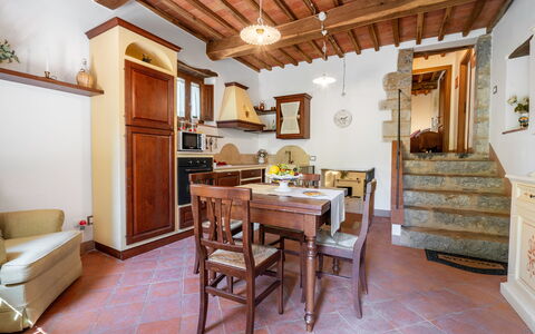Chiara House In Galenda, Chianti, Pool And Nature: Tavolo, Mobilia, Costruzione, Legna, Interior Design, Architettura, Soggiorno, Pavimento, Pavimentazione, Color Legno