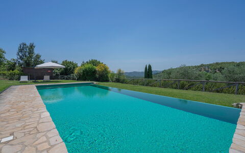 Chiara House In Galenda, Chianti, Pool And Nature: Cielo, Acqua, Proprietà, Piscina, Pianta, Azzurro, Rettangolo, Albero, Erba, Tempo Libero