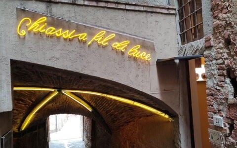 Bocelli: Architettura, Giallo, Parete, Costruzione, Facciata, Font, Brick, Muratura, Città