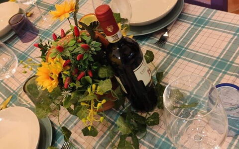 Bocelli: Fiore, Tavola, Tavolo, Pianta, Bottiglia, Bicchieri, Petalo, Tovaglia, Vaso, Vino