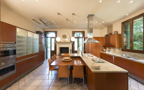 Villa Paola In Padova With Ac: Tavolo, Costruzione, Mobilia, Sedia, Controsoffitto, Cabinetry, Pianta Della Casa, Legna, Interior Design, Pavimentazione