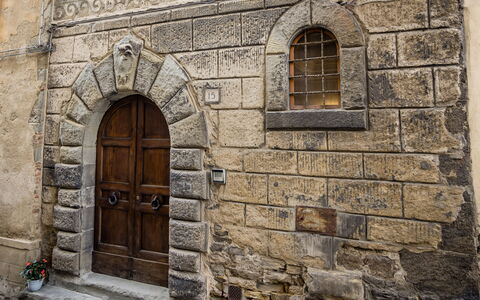 Rose's Palace: Proprietà, Finestra, Legna, Porta, Muratura, Architettura, Costruzione, Brick, Facciata