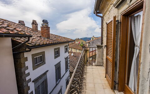 Rose's Palace: Cielo, Nube, Finestra, Costruzione, Azzurro, Legna, Manto Stradale, Pavimentazione, Zona Residenziale