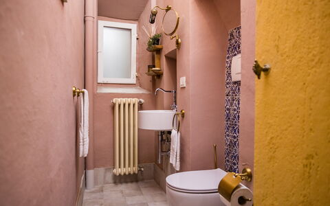 Rose's Palace: Proprietà, Costruzione, Idraulico Fixture, Legna, Viola, Lavandino Del Bagno, Toilet Seat, Gabinetto, Lavello, Bagno