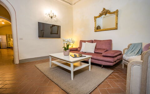 Rose's Palace: Divano, Mobilia, Proprietà, Tavolo, Cornice, Legna, Costruzione, Comfort, Soggiorno, Interior Design