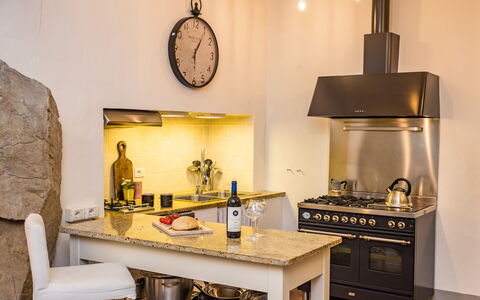 Rose's Palace: Proprietà, Cabinetry, Controsoffitto, Legna, Elettrodomestico Da Cucina, Cucina, Illuminazione, Cucina Stufa, Interior Design, Elettrodomestico