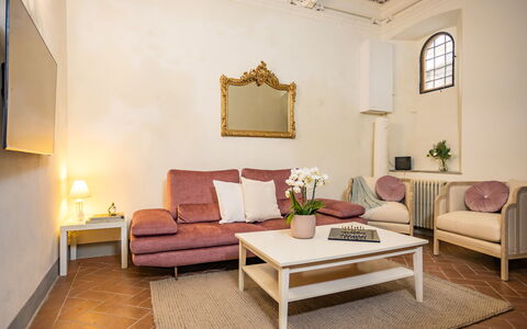 Rose's Palace: Mobilia, Tavolo, Pianta, Costruzione, Comfort, Legna, Divano, Interior Design, Cornice, Illuminazione