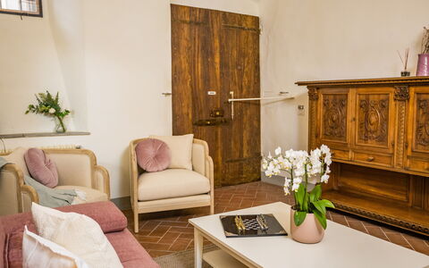 Rose's Palace: Tavolo, Pianta, Mobilia, Costruzione, Proprietà, Fiore, Pianta Della Casa, Divano, Comfort, Interior Design