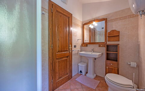 La Montana: Specchio, Lavello, Idraulico Fixture, Proprietà, Rubinetto, Costruzione, Mobiletto Del Bagno, Lavandino Del Bagno, Bagno, Viola