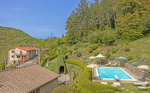 La Montana: Pianta, Acqua, Proprietà, Cielo, Costruzione, Piscina, Albero, Vegetazione, Casa, Urban Design