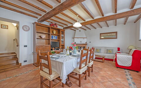 La Montana: Mobilia, Tavolo, Proprietà, Cornice, Legna, Porta, Sedia, Interior Design, Pavimento, Cabinetry
