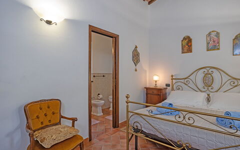 La Montanina: Proprietà, Mobilia, Legna, Illuminazione, Interior Design, Pavimentazione, Pavimento, Comfort, Parete, Telaio Del Letto