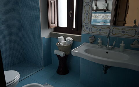 San Noto House With Pool Ac Wifi: Blu, Lavandino Del Bagno, Idraulico Fixture, Bagno, Interior Design, Lavello, Pavimentazione, Rubinetto, Pavimento, Idraulico