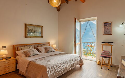 Home2Sunrise: Cornice, Mobilia, Proprietà, Finestra, Comfort, Tavolo, Legna, Azzurro, Costruzione, Telaio Del Letto