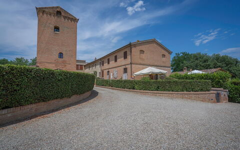 Torri 15 Holiday Home: Nube, Cielo, Pianta, Costruzione, Finestra, Manto Stradale, Lotto, Albero, Casa, Erba