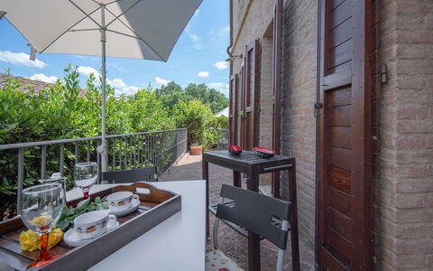 Torri 15 Holiday Home: Cielo, Costruzione, Proprietà, Tavolo, Mobilia, Nube, Tavola, Finestra, Architettura, Vaso Di Fiori